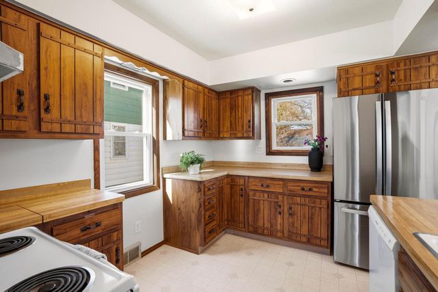 3265 S Swain COURT, Milwaukee, WI 53207
