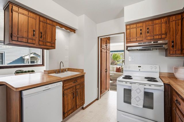3265 S Swain COURT, Milwaukee, WI 53207