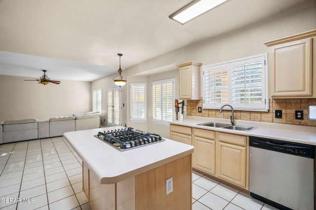 2013 SHADOW RIDGE Drive, El Paso, TX 79938