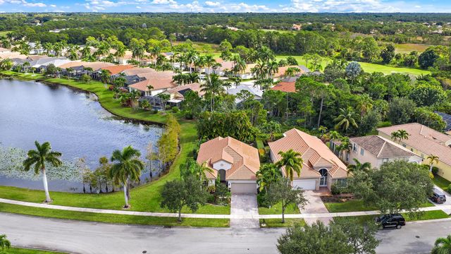 6784 SE Twin Oaks Circle, Stuart, FL 34997