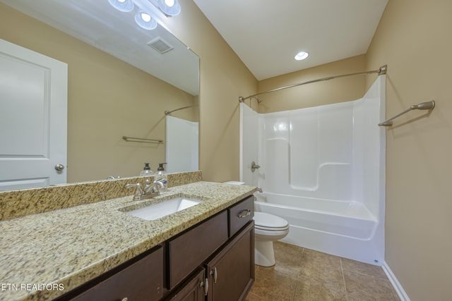 `957 W Glenview Drive, Lenoir City, TN 37771