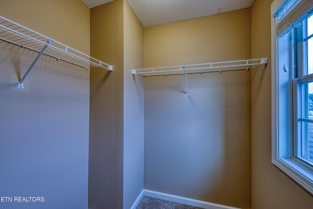 `957 W Glenview Drive, Lenoir City, TN 37771