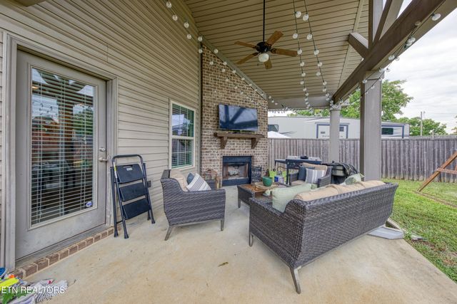 `957 W Glenview Drive, Lenoir City, TN 37771