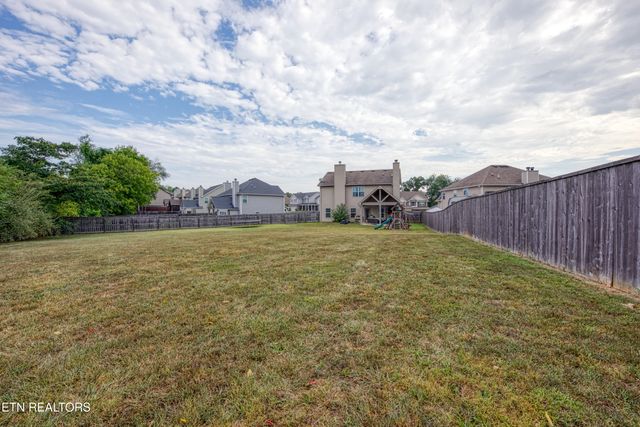 `957 W Glenview Drive, Lenoir City, TN 37771