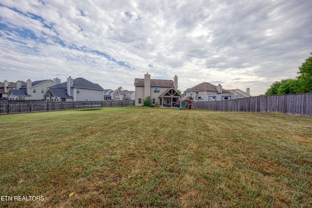 `957 W Glenview Drive, Lenoir City, TN 37771