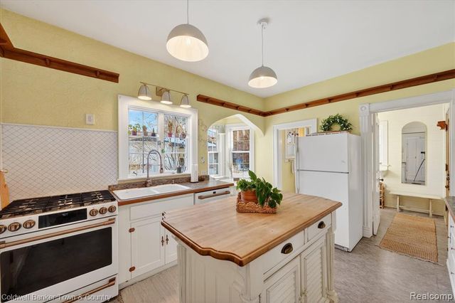 106 Lake St., Howell, MI 48843