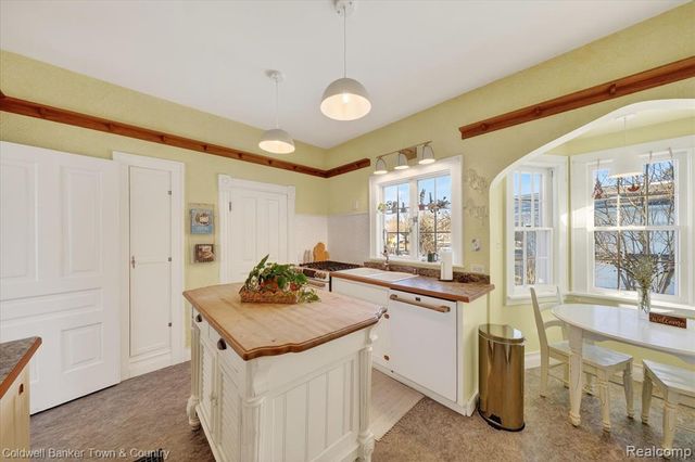 106 Lake St., Howell, MI 48843