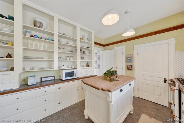 106 Lake St., Howell, MI 48843