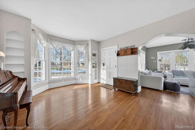 106 Lake St., Howell, MI 48843