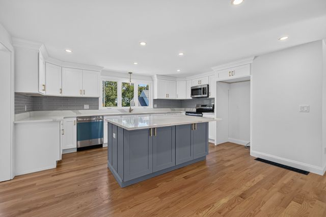 151 Rockland Dr, Brockton, MA 02301