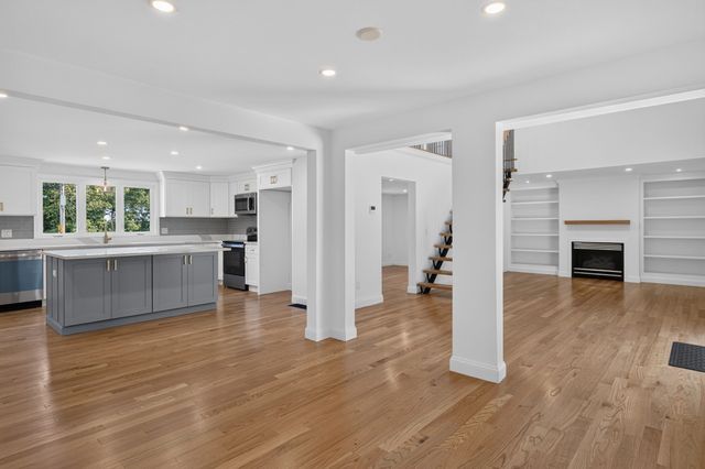 151 Rockland Dr, Brockton, MA 02301