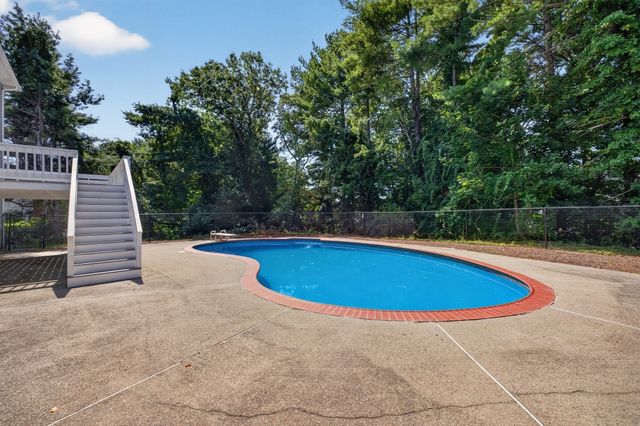 151 Rockland Dr, Brockton, MA 02301