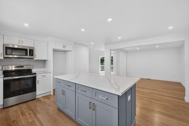 151 Rockland Dr, Brockton, MA 02301