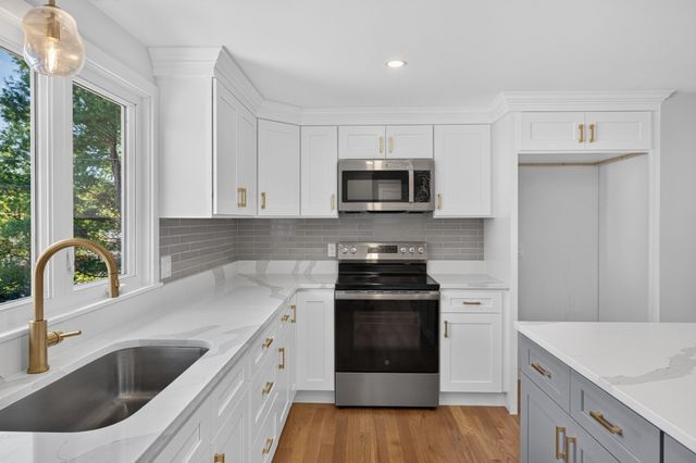 151 Rockland Dr, Brockton, MA 02301
