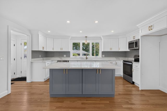 151 Rockland Dr, Brockton, MA 02301
