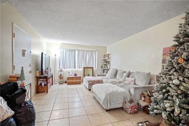 22855 Vanowen, West Hills, CA 91307