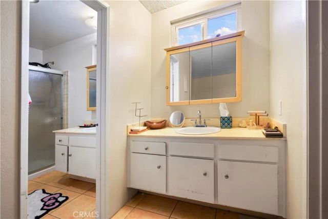 22855 Vanowen, West Hills, CA 91307