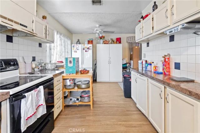 22855 Vanowen, West Hills, CA 91307