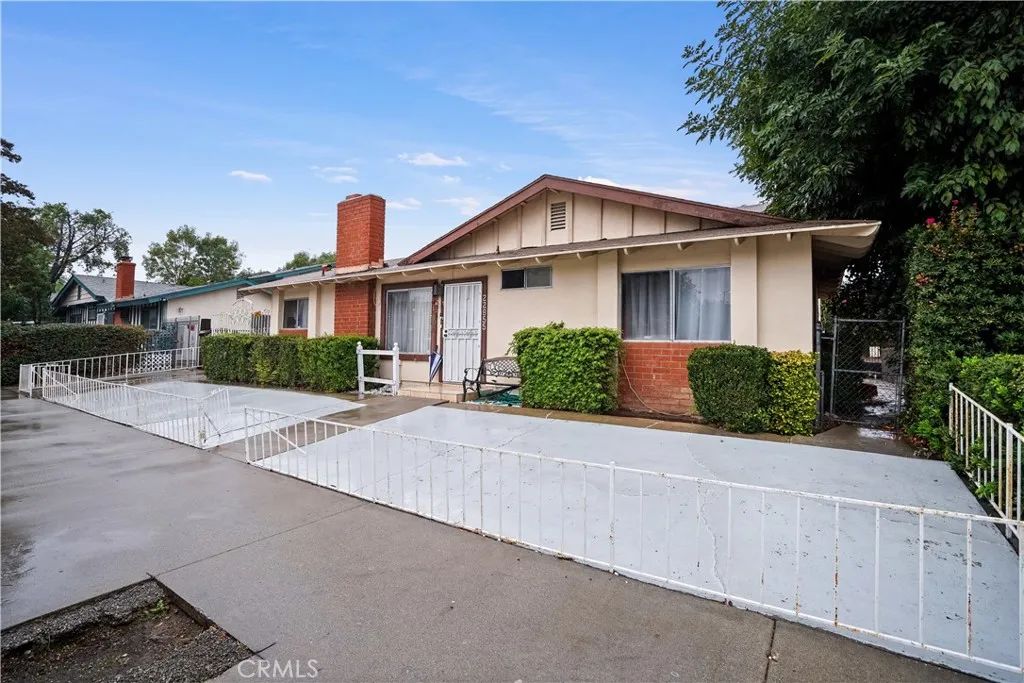 22855 Vanowen, West Hills, CA 91307