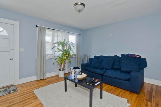 32 Chateaugay St, Chicopee, MA 01020