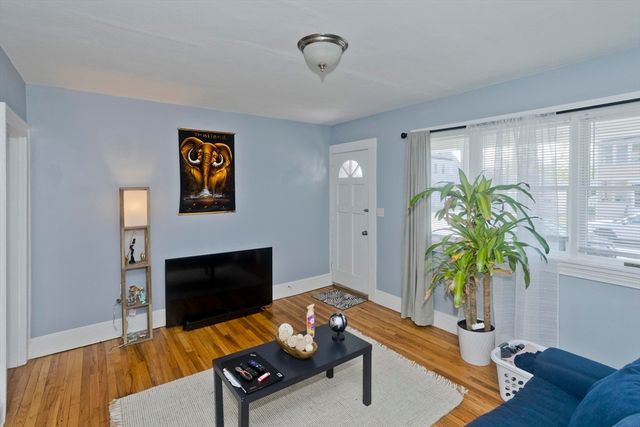 32 Chateaugay St, Chicopee, MA 01020
