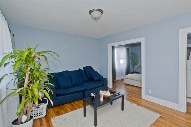 32 Chateaugay St, Chicopee, MA 01020