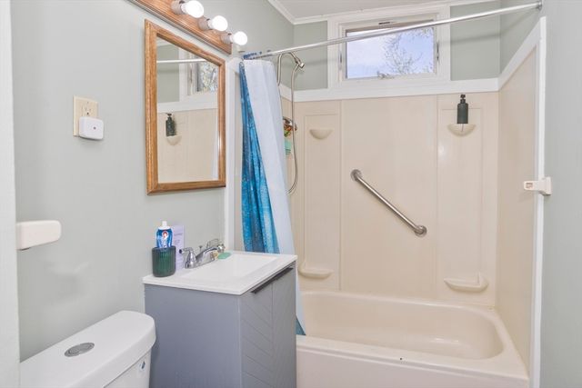 32 Chateaugay St, Chicopee, MA 01020