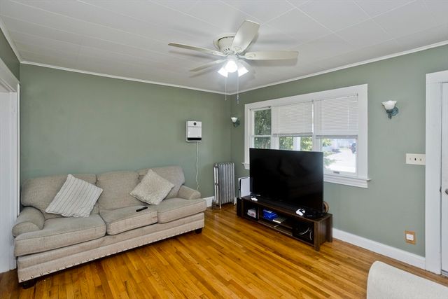 32 Chateaugay St, Chicopee, MA 01020