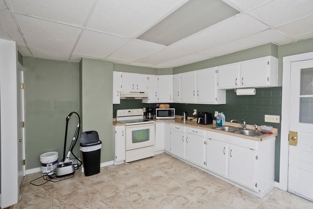 32 Chateaugay St, Chicopee, MA 01020