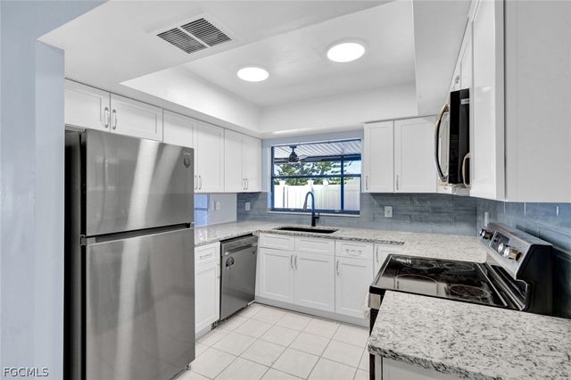 1423 SW Courtyards TER 70, Cape Coral, FL 33914