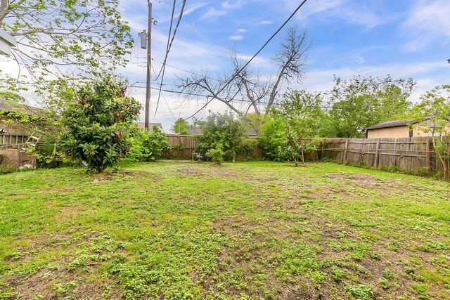 5009 Bataan Road, Houston, TX 77033