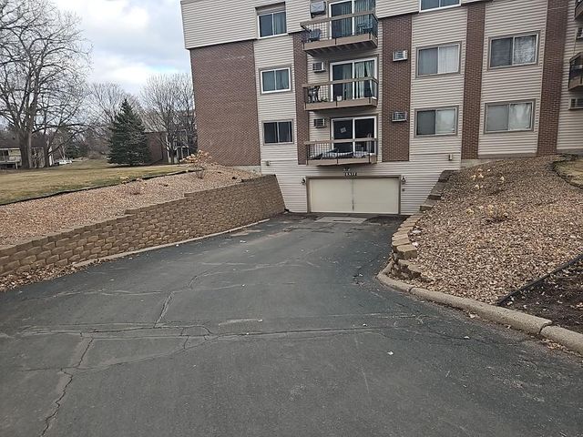 2800 Hillsboro Avenue N 307, New Hope, MN 55427