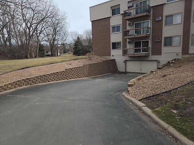2800 Hillsboro Avenue N 307, New Hope, MN 55427