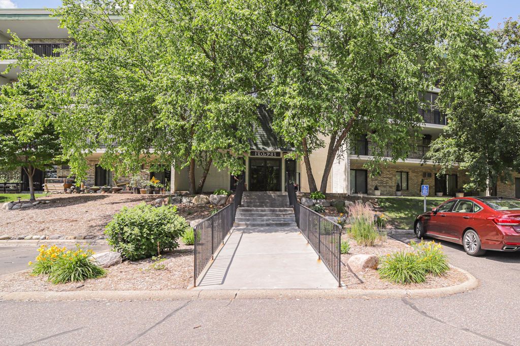 10521 Cedar Lake Road 208, Minnetonka, MN 55305