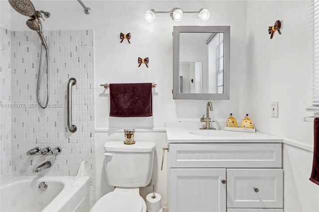 5661 SW 2nd Ct 101, Margate, FL 33068