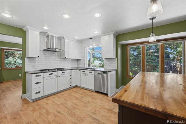 927 Oakwood Drive, Castle Rock, CO 80104