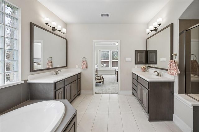 15 Overland Heath Drive, Tomball, TX 77375