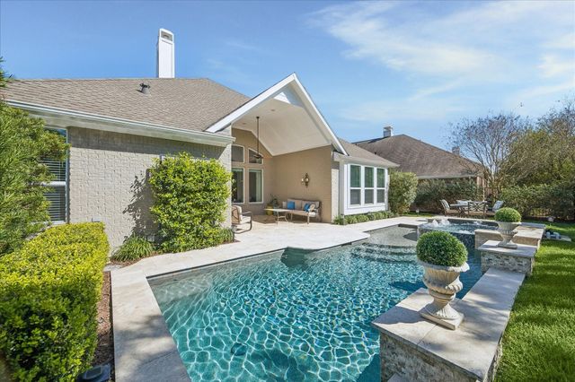 15 Overland Heath Drive, Tomball, TX 77375