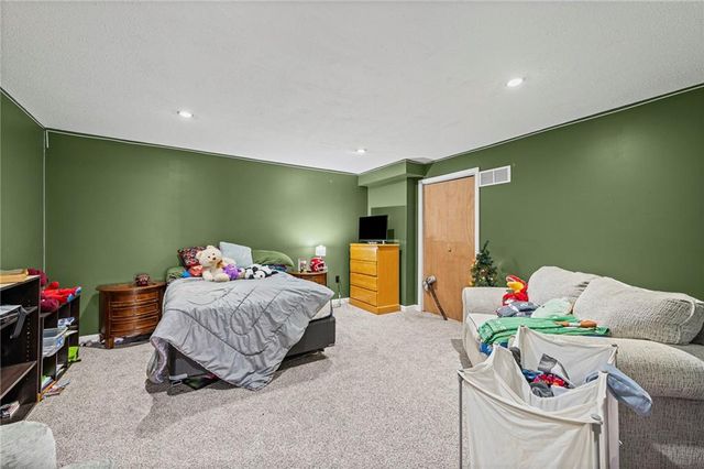 435 N Queen Ridge Avenue, Independence, MO 64056