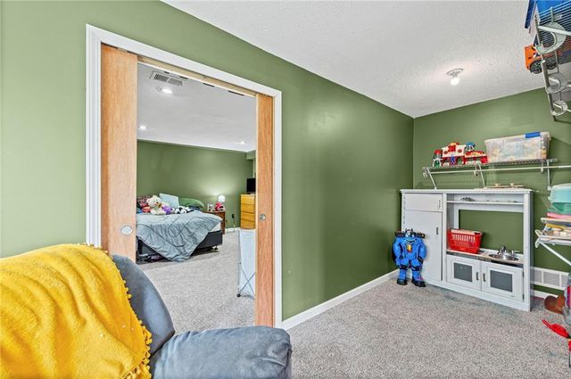 435 N Queen Ridge Avenue, Independence, MO 64056