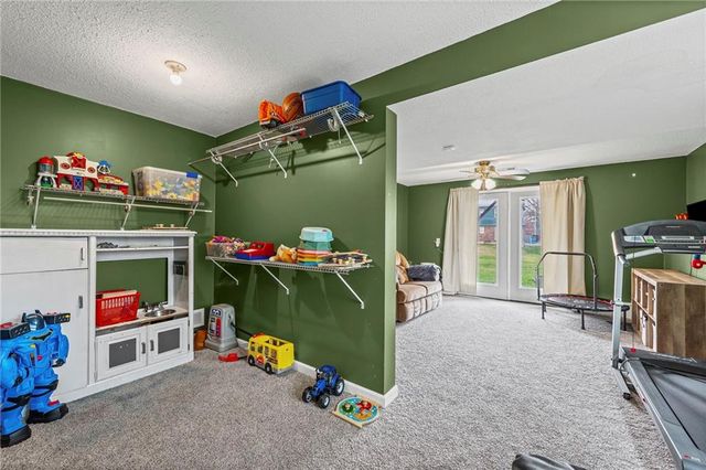 435 N Queen Ridge Avenue, Independence, MO 64056