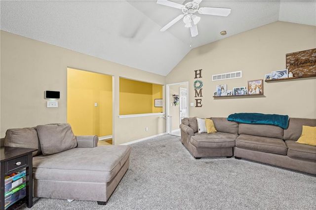435 N Queen Ridge Avenue, Independence, MO 64056