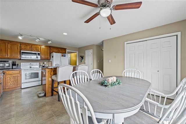 435 N Queen Ridge Avenue, Independence, MO 64056