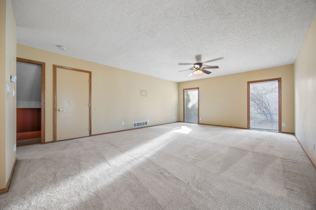 8707 Oakdale Drive, Johnston, IA 50131