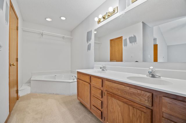 8707 Oakdale Drive, Johnston, IA 50131