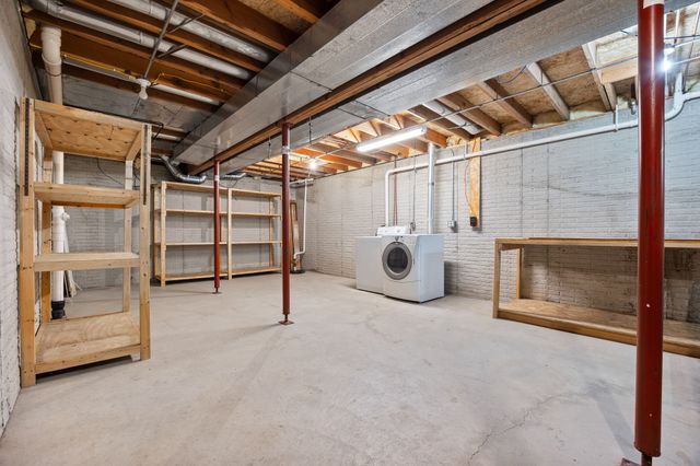 8707 Oakdale Drive, Johnston, IA 50131