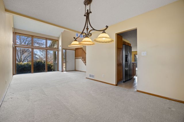 8707 Oakdale Drive, Johnston, IA 50131