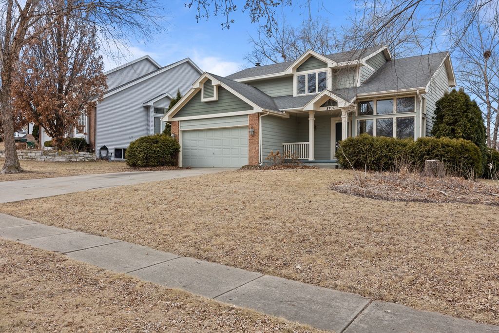 8707 Oakdale Drive, Johnston, IA 50131