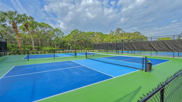 6682 SAINT JAMES CROSSING, University Park, FL 34201