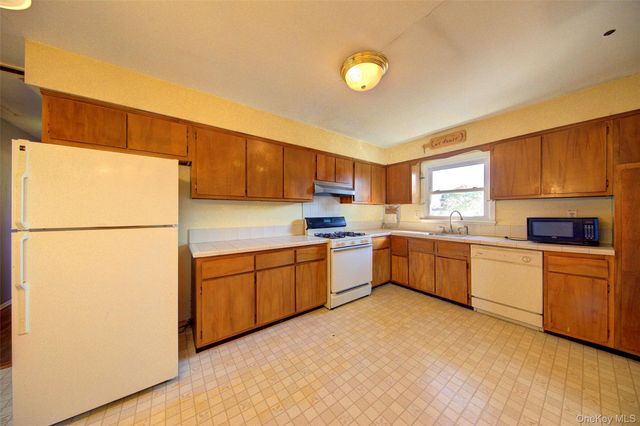870 Garfield Street 2, Franklin Square, NY 11010